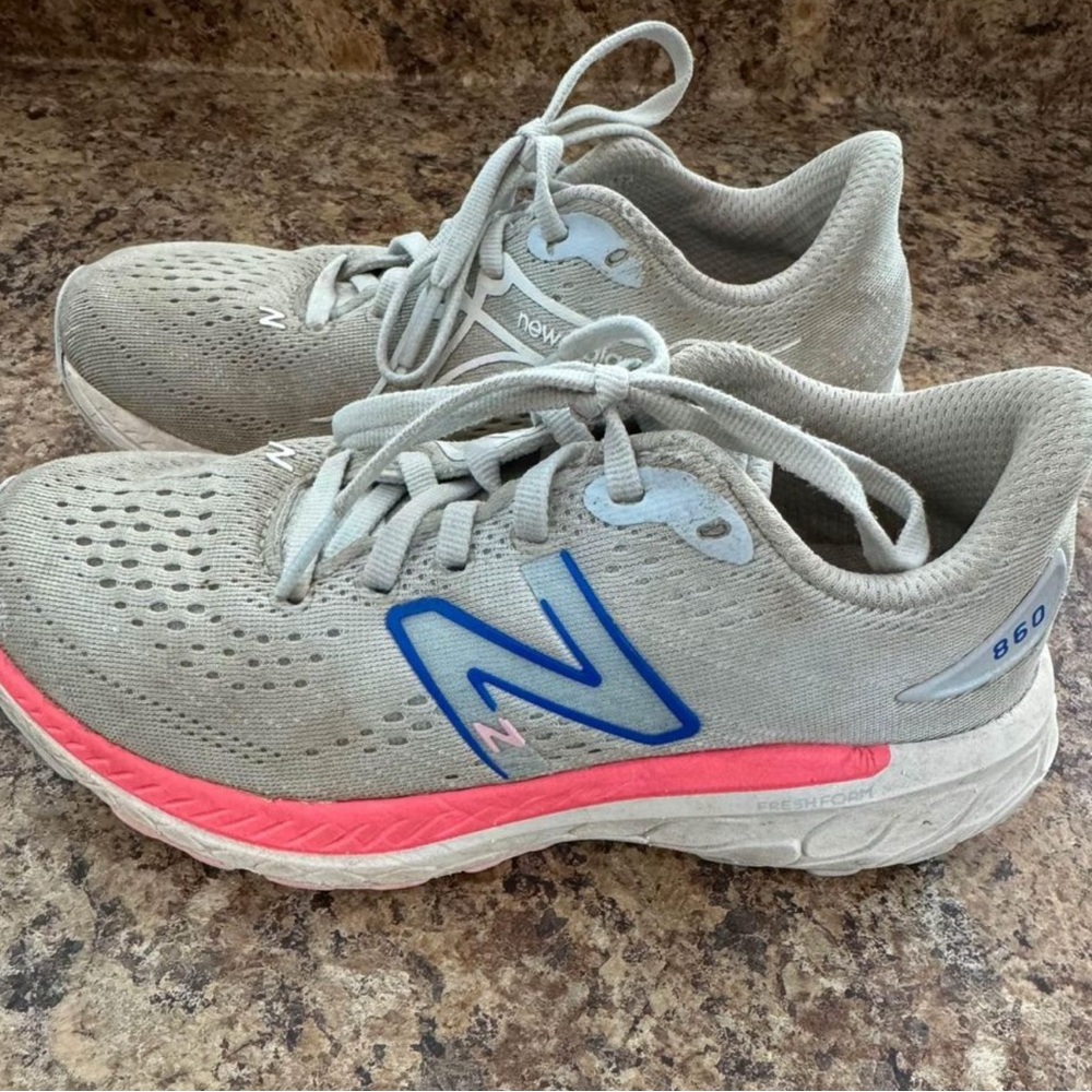 Girls size 1 New Balance 860 Running Shoes